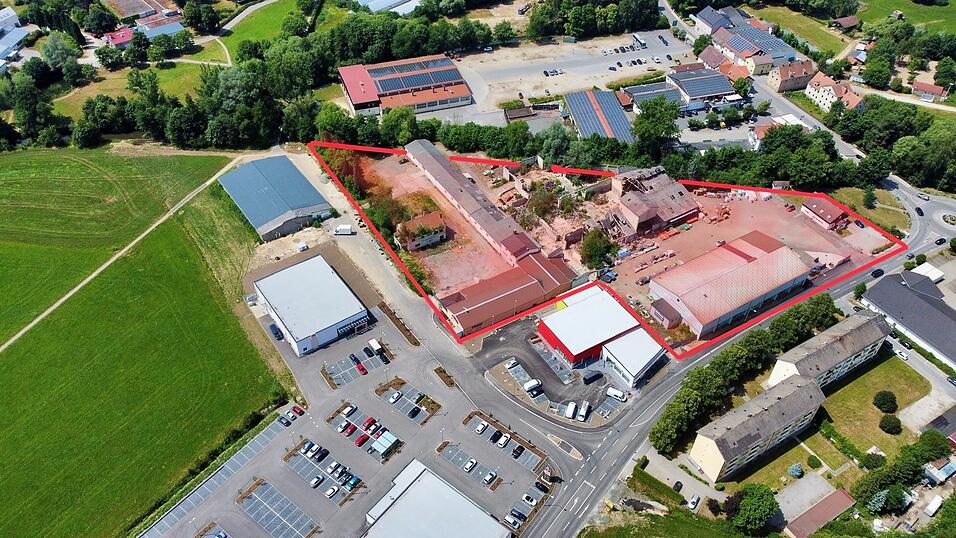 Kleingewerbe und L&auml;den sind auf dem ehemaligen Metallwerk-Gel&auml;nde (rot, Bild rechts) an der K&ouml;tztinger Stra&szlig;e vorgesehen. Einzelverkaufsst&auml;tten d&uuml;rften nicht gr&ouml;&szlig;er als 800 Quadratmeter pro Einheit sein. Zudem sei die ISEK-Sortimentsliste zum Schutz der Innenstadtgesch&auml;fte zu ber&uuml;cksichtigen.