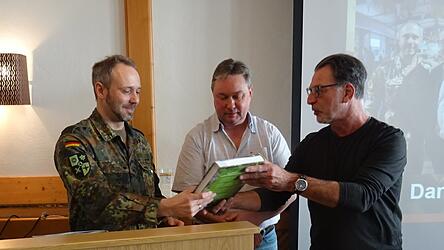 Oberstleutnant Andreas Schmaderer (v. l.), RSK-Vorsitzender Josef Scheifl und Kreisvorsitzender Christian Albrecht nach dem Vortrag