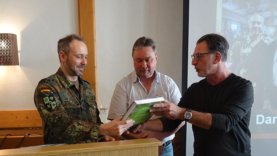 Oberstleutnant Andreas Schmaderer (v. l.), RSK-Vorsitzender Josef Scheifl und Kreisvorsitzender Christian Albrecht nach dem Vortrag Oberstleutnant Andreas Schmaderer (v. l.), RSK-Vorsitzender Josef Scheifl und Kreisvorsitzender Christian Albrecht nach dem Vortrag