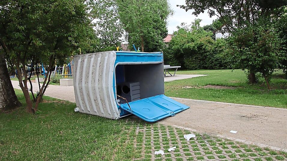 Das mobile Toilettenhäuschen wurde umgeworfen.