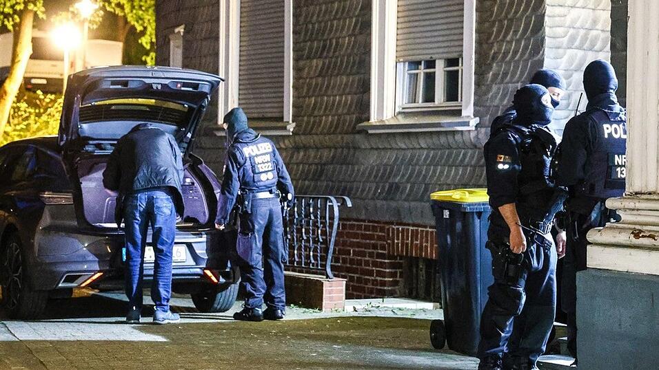 Etwa hier in Hagen waren vermummte und bewaffnete im Einsatz.
