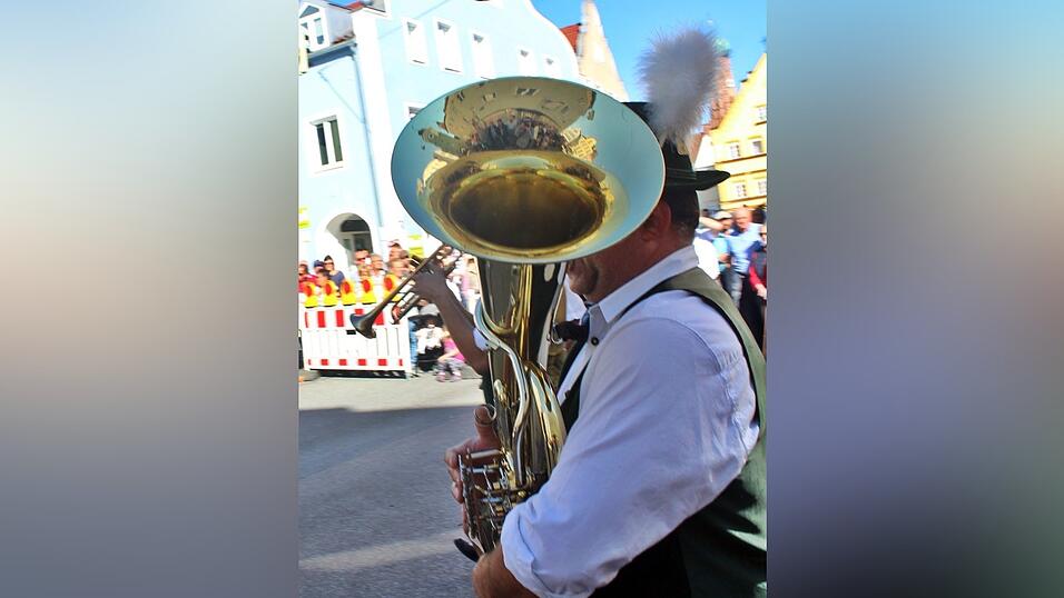 Viele Besucher verfolgten am Sonntag den Umzug auf dem Vilsbiburger Stadtplatz. Viele Besucher verfolgten am Sonntag den Umzug auf dem Vilsbiburger Stadtplatz.