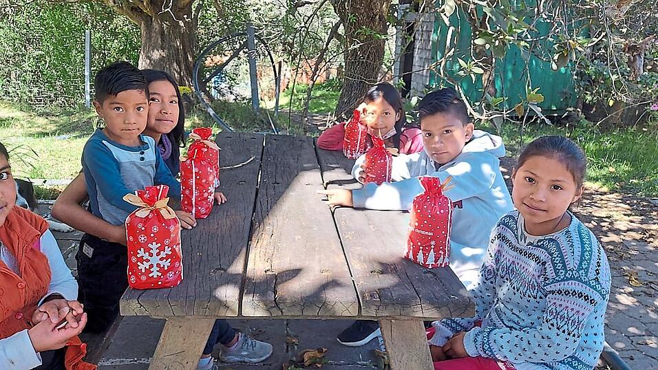 Die Indiohilfe Ecuador bringt den Kindern bei, sich gut zu ernähren, auf Hygiene und Ruhestunden zu achten, damit sich Körper und Geist entwickeln können. Die Indiohilfe Ecuador bringt den Kindern bei, sich gut zu ernähren, auf Hygiene und Ruhestunden zu achten, damit sich Körper und Geist entwickeln können.