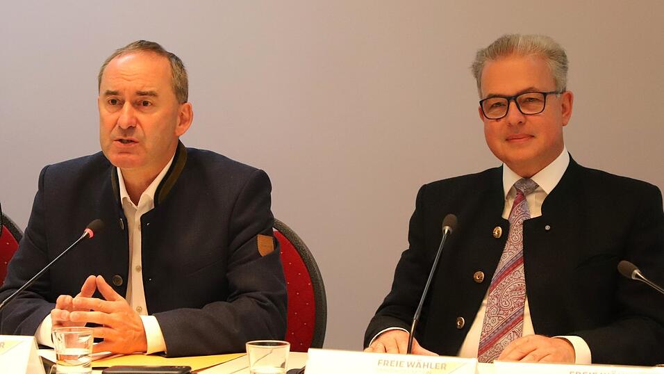 Freie-Wähler-Chef Hubert Aiwanger (l.) und Florian Streibl, FW-Fraktionsvorsitzender im Landtag, fordern eine andere Asylpolitik. Freie-Wähler-Chef Hubert Aiwanger (l.) und Florian Streibl, FW-Fraktionsvorsitzender im Landtag, fordern eine andere Asylpolitik.