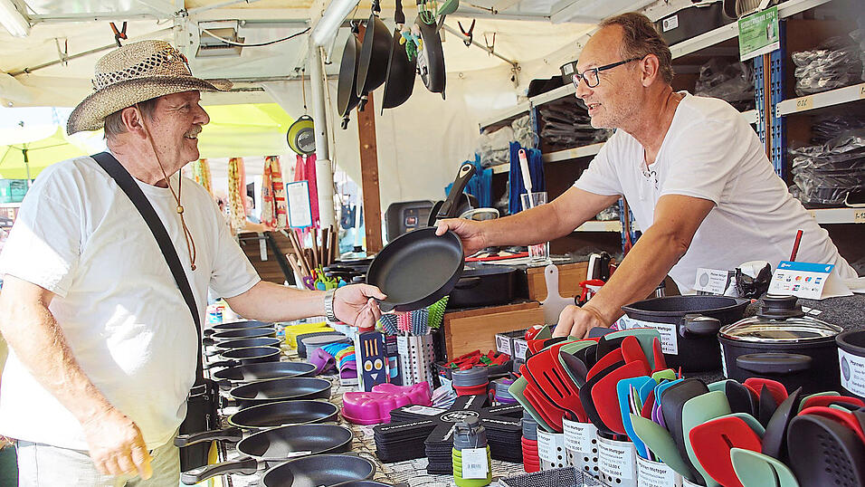 Walter Metzger aus Tegernheim (rechts) - hier im Kundengespr&auml;ch - ist seit 40 Jahren dabei.