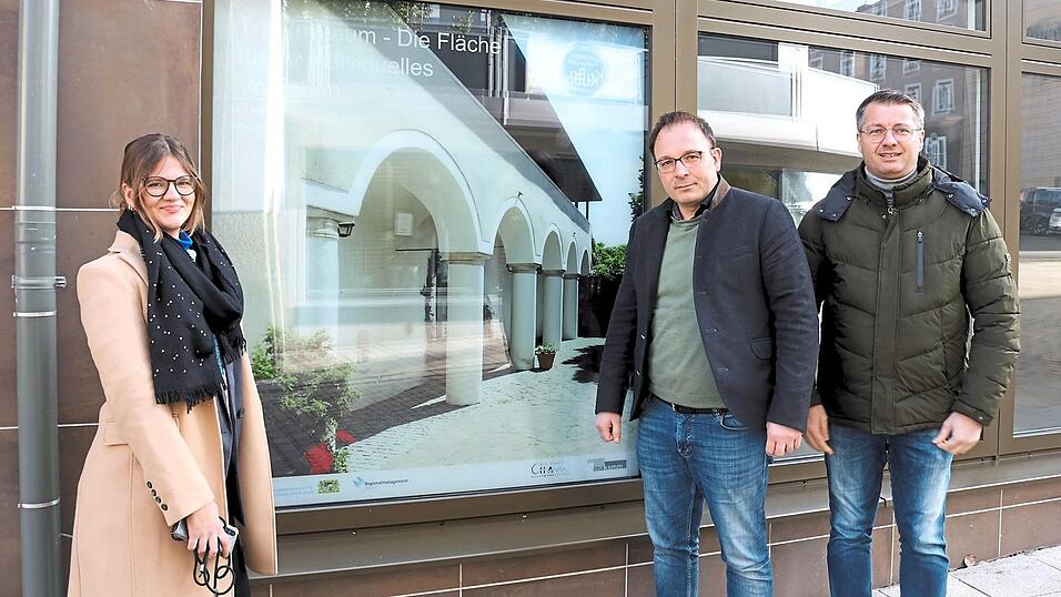 Anja Fr&uuml;hbei&szlig;er, B&uuml;rgermeister Stoiber und Verwaltungsmitarbeiter Christian Weihrauch (von links) stellen die Trau(m)raum-Aktion vor.