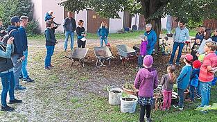 Ehrenamt beim Obst- und Gartenbauverein: Kartoffelaktion mit den Gartenkids. Ehrenamt beim Obst- und Gartenbauverein: Kartoffelaktion mit den Gartenkids.