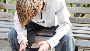 Deutsche Jugendliche verbringen im internationalen Vergleich besonders viel Zeit mit digitalen Anwendungen.