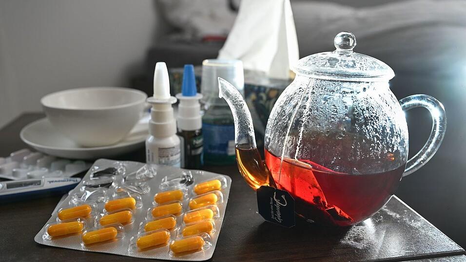 Im Schnitt fielen im vergangenen Jahr AOK-Versicherte in Bayern 21,1 Tage wegen Krankheit aus. (Symboldbild)