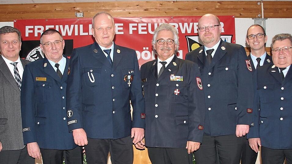 Sie stellen die neue Vorstandschaft des Kreisfeuerwehrverbandes. V. l. Landrat Christian Bernreiter, Hans Scheungrab, Kurt Friesl, Konrad Seis, Josef Fritsch, Stephan Wagner und Anton Weber.
