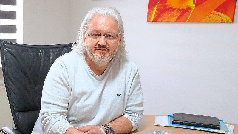 Neun Jahre Erfahrung sind nicht wenig, doch im Vergleich zu seinen Kollegen ist Stephan Weckmann dennoch der &bdquo;j&uuml;ngste&ldquo; Festwirt. Er &uuml;bernahm 2014 das Zelt der Familie Stahl. Weckmann betreibt in Straubing mehrere Restaurants, gilt als umtriebiger Unternehmer und Fan der Straubing Tigers. Markantes Zeichen seines Zelts ist die Innen- und Au&szlig;en-Galerie, die Jahr f&uuml;r Jahr viele &bdquo;Freisitzer&ldquo; anlockt.