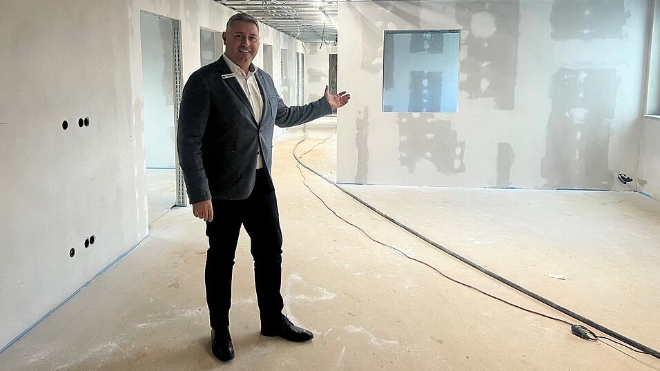 Manfred Decker freut sich auf den Umzug. Hier werden bald die neuen R&auml;ume der Sparda-Bank entstehen.