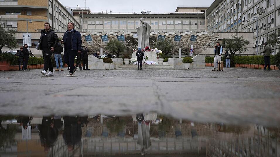 Für Papst Franziskus ist keine baldige Entlassung aus dem Gemelli-Krankenhaus in Sicht. Für Papst Franziskus ist keine baldige Entlassung aus dem Gemelli-Krankenhaus in Sicht.