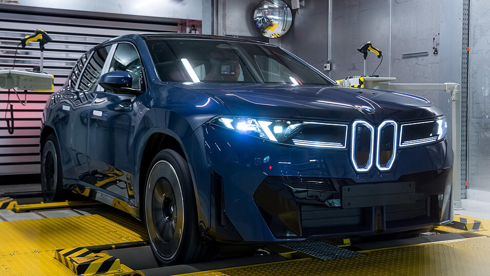 In der Montage finden alle Komponenten zusammen. Am Ende rollt ein fertiger BMW vom Band. In der Montage finden alle Komponenten zusammen. Am Ende rollt ein fertiger BMW vom Band.