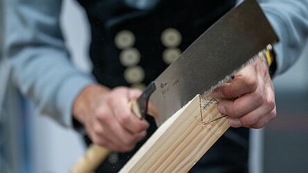 Ein Schreiner auf der Internationalen Handwerksmesse in M&uuml;nchen 2025. Viele Handwerksbetriebe in Bayern haben trotz real sinkender Ums&auml;tze 2025 mehr Azubis eingestellt. (Archiv)