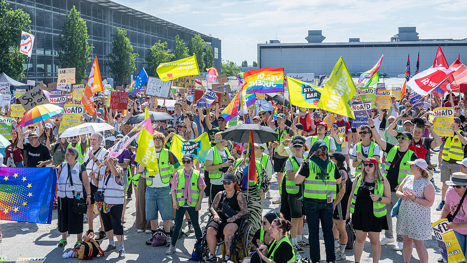 Menschen protestieren gegen den Landesparteitag der AfD Bayern. Menschen protestieren gegen den Landesparteitag der AfD Bayern.