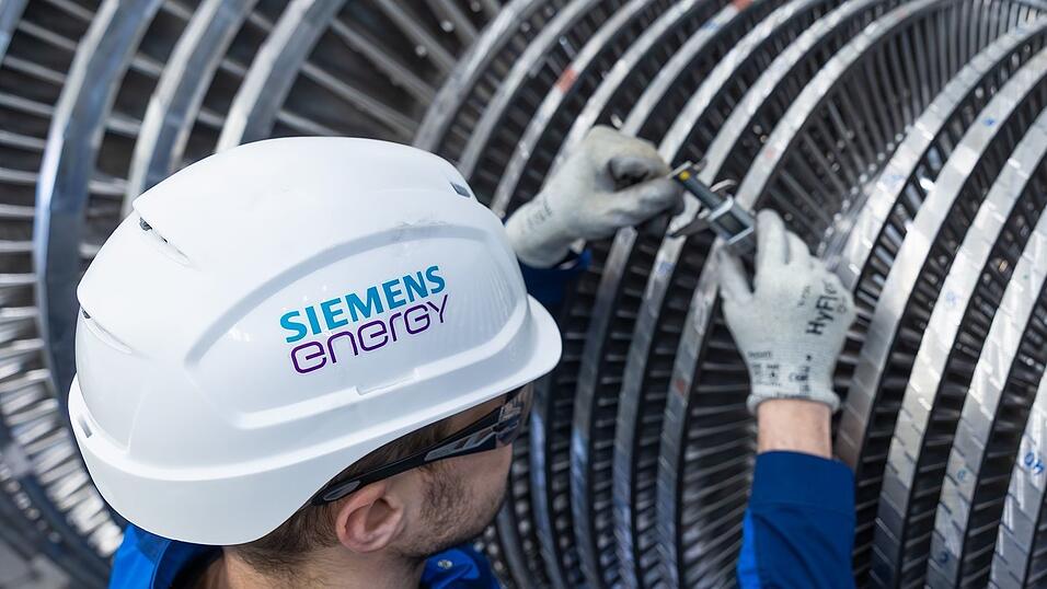 Dieser Mitarbeiter braucht einen neuen Helm: Siemens Energy ändert seinen Namen. (Archivbild) Dieser Mitarbeiter braucht einen neuen Helm: Siemens Energy ändert seinen Namen. (Archivbild)