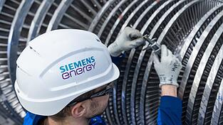 Dieser Mitarbeiter braucht einen neuen Helm: Siemens Energy &auml;ndert seinen Namen. (Archivbild)