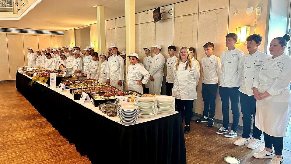 Stolz präsentierten sich die Mini-Köche und deren Paten sowie Organisatorin Manuela Heizler im Saal des Tagungszentrums. Stolz präsentierten sich die Mini-Köche und deren Paten sowie Organisatorin Manuela Heizler im Saal des Tagungszentrums.