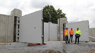 Wiges-Bauoberleiter Robert W&ouml;lfl, Wiges-Pressesprecher Dominik Zehatschek und Christian Reichgruber vom Wasserwirtschaftsamt nahmen das neu eingebaute Stemmtor im Bereich des F&auml;hranlegers in Augenschein.