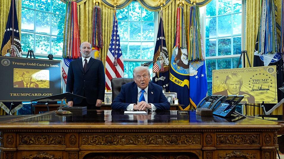 «Kauft jetzt DIE TRUMP GOLD CARD», rät der Präsident im Stile eines Verkäufers.