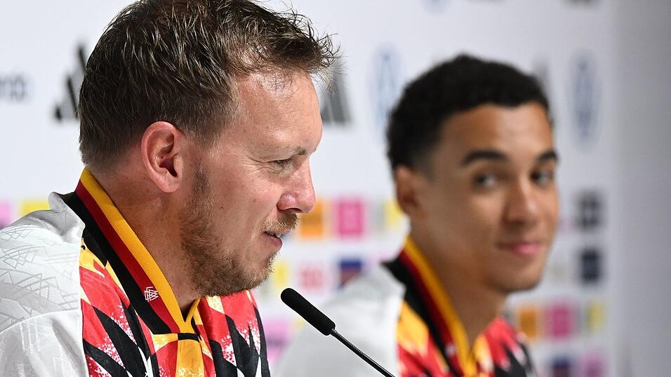 Julian Nagelsmann (l.) und Jamal Musiala (r.) sprechen bei der DFB-Pressekonferenz. Julian Nagelsmann (l.) und Jamal Musiala (r.) sprechen bei der DFB-Pressekonferenz.