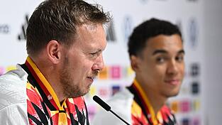 Julian Nagelsmann (l.) und Jamal Musiala (r.) sprechen bei der DFB-Pressekonferenz.