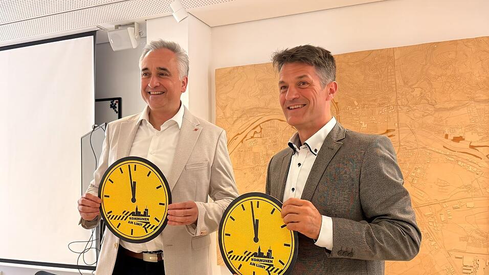 OB Thomas Burger (links) und Finanzreferent Georg Barfu&szlig; sehen selbst Regensburg bald am Limit.