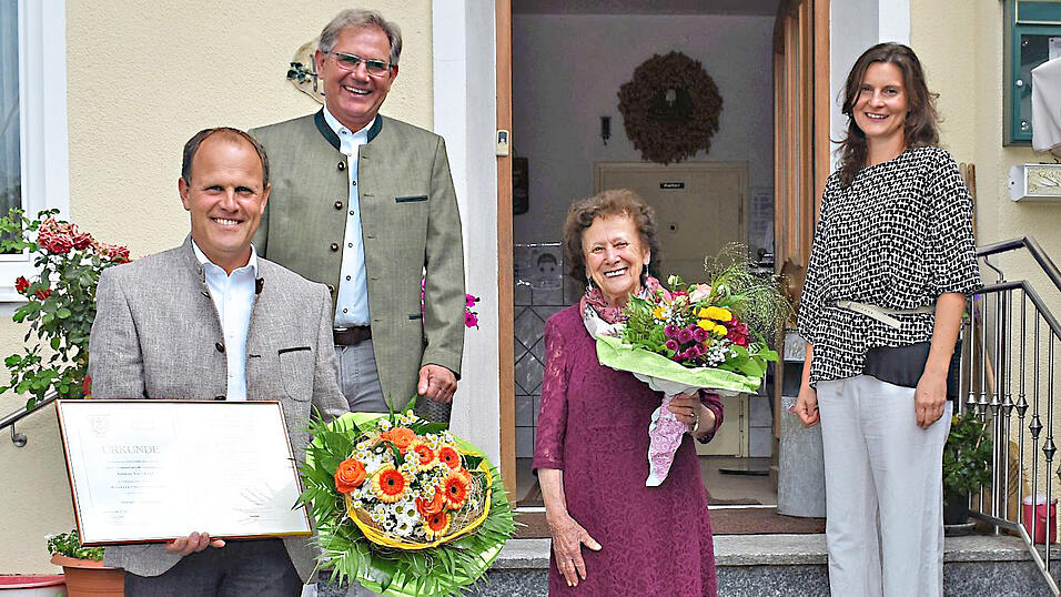 Stellvertretende Landr&auml;tin Olivia Kreyling, B&uuml;rgermeister Leonhard Berger (links) und Gemeinderat Stefan Eisenrieder freuten sich mit der Jubilarin.