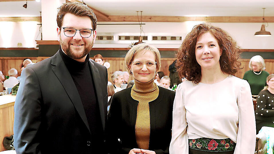 Der Moosburger Landtagsabgeordnete Johannes Becher und Bundesvorsitzende Franziska Brantner (Mitte) waren am Mittwochabend ins 'Zollhaus' gekommen, um die Landshuter Direktkandidatin Maria Krieger zu unterst&uuml;tzen.