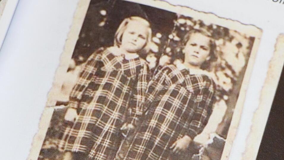 Rosa (r.) und Irmgard im Partnerlook: Die beiden M&auml;dchen sind wie Schwestern aufgewachsen. Nach dem Krieg haben sie sich f&uuml;r &uuml;ber f&uuml;nf Jahrzehnte aus den Augen verloren.