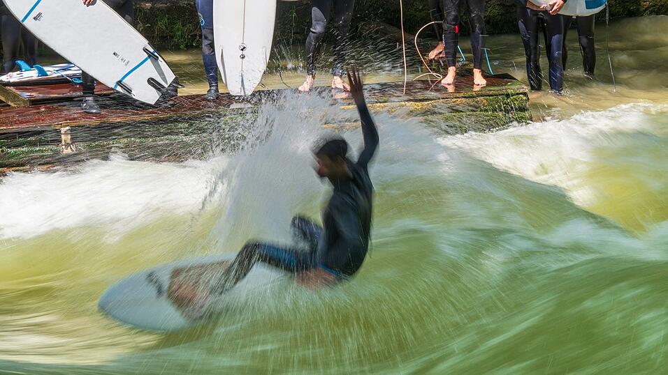 Endlich wieder mit dem Brett auf die Eisbachwelle - darauf hoffen Surferinnen und Surfer in M&uuml;nchen. (Archivbild)