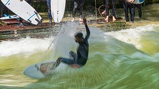 Endlich wieder mit dem Brett auf die Eisbachwelle - darauf hoffen Surferinnen und Surfer in M&uuml;nchen. (Archivbild)