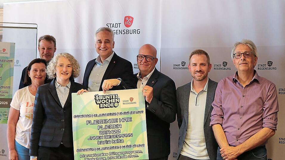 Bürgermeisterin Helene Sigloch (Dritte von links), OB Thomas Burger (Vierter von links) und Bürgermeister Thomas Thurow (Dritter von rechts) mit Vertretern der Jugendämter Bürgermeisterin Helene Sigloch (Dritte von links), OB Thomas Burger (Vierter von links) und Bürgermeister Thomas Thurow (Dritter von rechts) mit Vertretern der Jugendämter