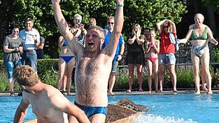 Hat Bauhofchef Hubert Nachreiner auch 2027 Grund zum Jubeln? Beim nächsten Badfest am 24. Juli wird sich’s zeigen. Hat Bauhofchef Hubert Nachreiner auch 2027 Grund zum Jubeln? Beim nächsten Badfest am 24. Juli wird sich’s zeigen.