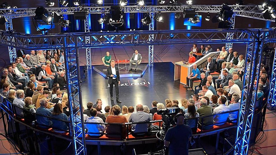 Wie ein Ufo steht die 'Jetzt red i'-Arena in der Hopfenlandhalle. Wie ein Ufo steht die 'Jetzt red i'-Arena in der Hopfenlandhalle.