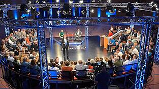 Wie ein Ufo steht die 'Jetzt red i'-Arena in der Hopfenlandhalle. Wie ein Ufo steht die 'Jetzt red i'-Arena in der Hopfenlandhalle.