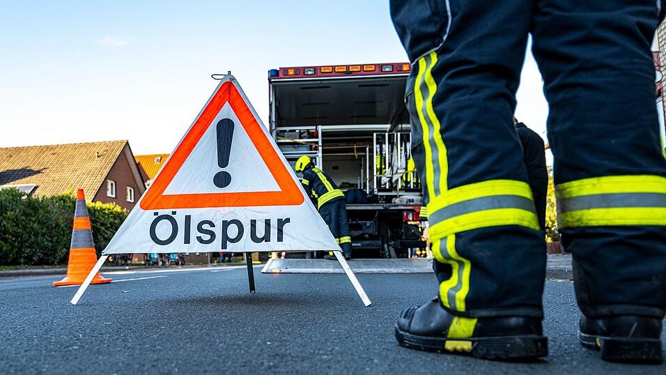 Die Feuerwehr versucht, das Tankleck zu beheben. (Symbolbild) Die Feuerwehr versucht, das Tankleck zu beheben. (Symbolbild)