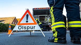 Die Feuerwehr versucht, das Tankleck zu beheben. (Symbolbild)