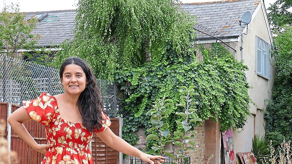 Divya Hariramani Herrero im Gemeinschafts-Obstgarten neben der Grundschule in Bermondsey. Die jungen B&auml;umchen werden zu ihrem Schutz eingez&auml;unt.