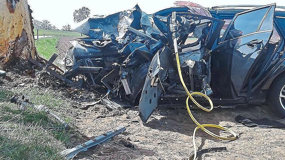 Mit dem Auto gegen den Baum: Durch den Aufprall wurde der 37-Jährige eingeklemmt. Er starb an der Unfallstelle. Mit dem Auto gegen den Baum: Durch den Aufprall wurde der 37-Jährige eingeklemmt. Er starb an der Unfallstelle.