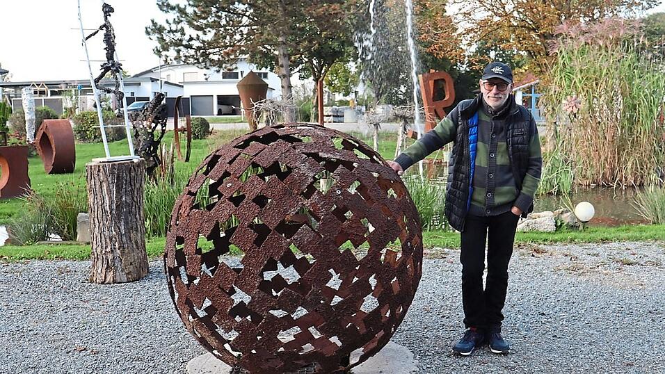 Anton Kerscher zeigt seine Kunstwerke am Tag des offenen Ateliers. Mit seinen Kunstwerken war er schon in Venedig. Anton Kerscher zeigt seine Kunstwerke am Tag des offenen Ateliers. Mit seinen Kunstwerken war er schon in Venedig.