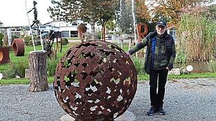 Anton Kerscher zeigt seine Kunstwerke am Tag des offenen Ateliers. Mit seinen Kunstwerken war er schon in Venedig. Anton Kerscher zeigt seine Kunstwerke am Tag des offenen Ateliers. Mit seinen Kunstwerken war er schon in Venedig.