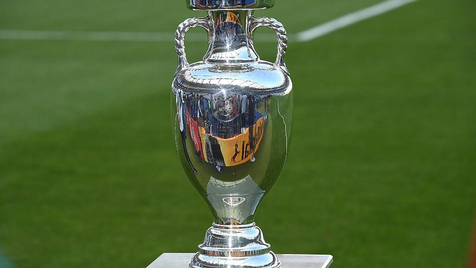 Der EM-Pokal: Vielleicht wird er 2024 auf deutschem Rasen verliehen. (Symbolbild)