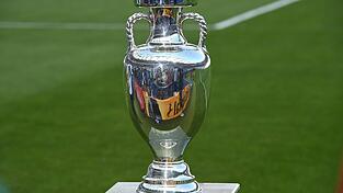 Der EM-Pokal: Vielleicht wird er 2024 auf deutschem Rasen verliehen. (Symbolbild)