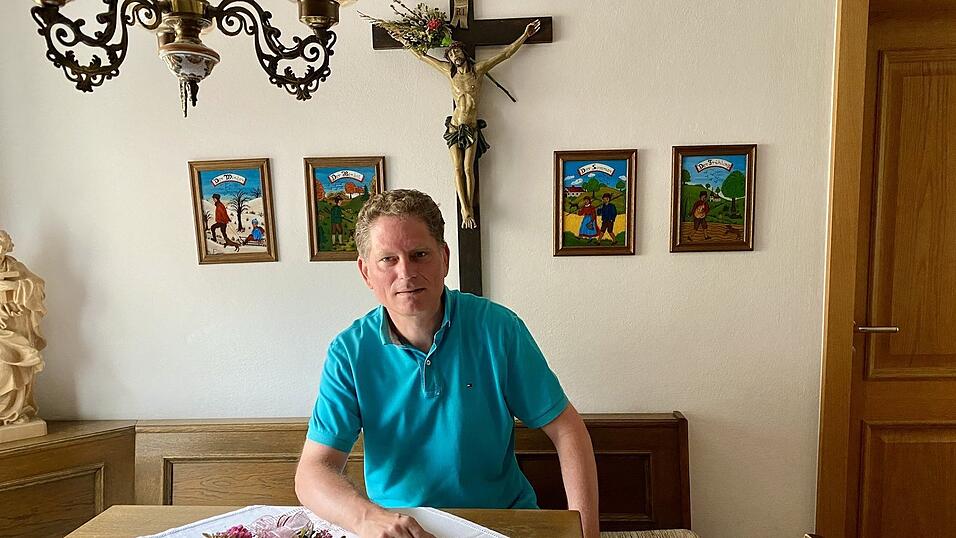 An diesem Tisch im Hausgang sa&szlig;en fr&uuml;her die Kunden der Zimmerei Brunnermeier, um ihre Pl&auml;ne zu besprechen. Die elterliche Firma sollte Markus Brunnermeier eigentlich &uuml;bernehmen. Aber es kam anders. Das Interview &uuml;ber sein Leben als weltbekannter Wirtschaftswissenschaftler fand hier statt.