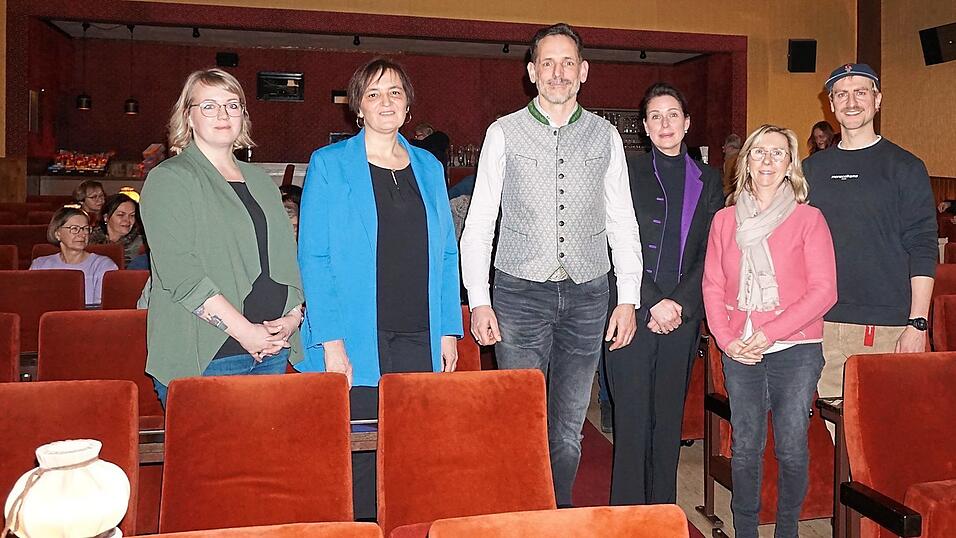 Beim Kinoabend des BBV-Bildungswerkes wurde über das Wirtshaussterben diskutiert. Von links: Claudia Ipfelkofer, Beate Stadler-Weikl, Anton Sperger, Andrea Kramer, Renate Knipfer und Hubert Neufeld.
