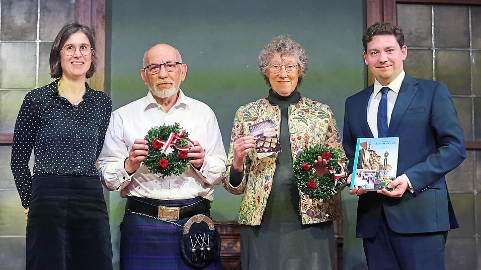 Kuratorin Doris Danzer und zweiter B&uuml;rgermeister Thomas Haslinger mit Steve Anson und Miriam Landor, zwei Nachfahren von verfolgten j&uuml;dischen B&uuml;rgern aus Landshut.
