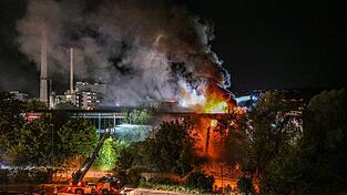 Eine Lagerhalle brennt in Ulm.