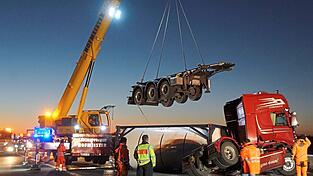 Mit zwei Autokränen barg ein Abschleppunternehmen den verunglückten Tanklastzug. Die Autobahn war stundenlang total gesperrt.